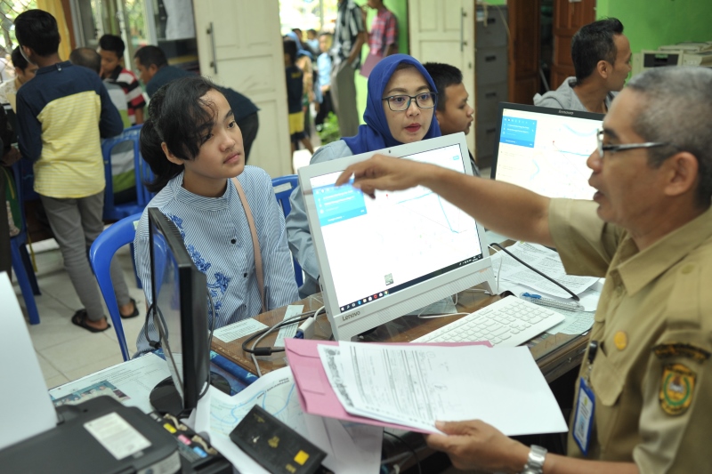 MENDAFTAR SEKOLAH: Foto ilustrasi. Suasana PPDB SMP di Banjarmasin beberapa tahun lalu.