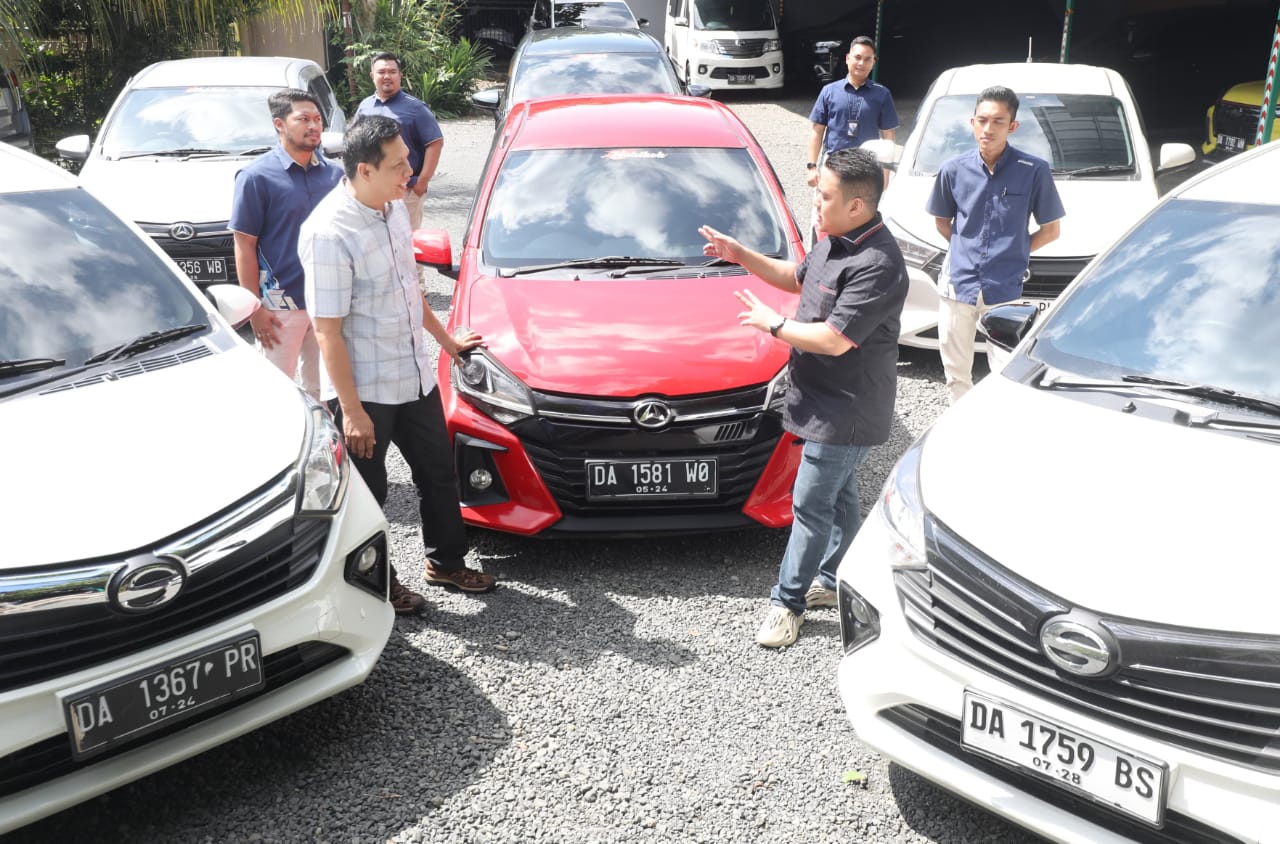 PALING LARIS:Branch Manager PT Astra Internasional Tbk - Daihatsu Banjarmasin, Subono Lot To (kanan), berbincang dengan pengusaha rental Sultan Transport Zainuddin Nur.