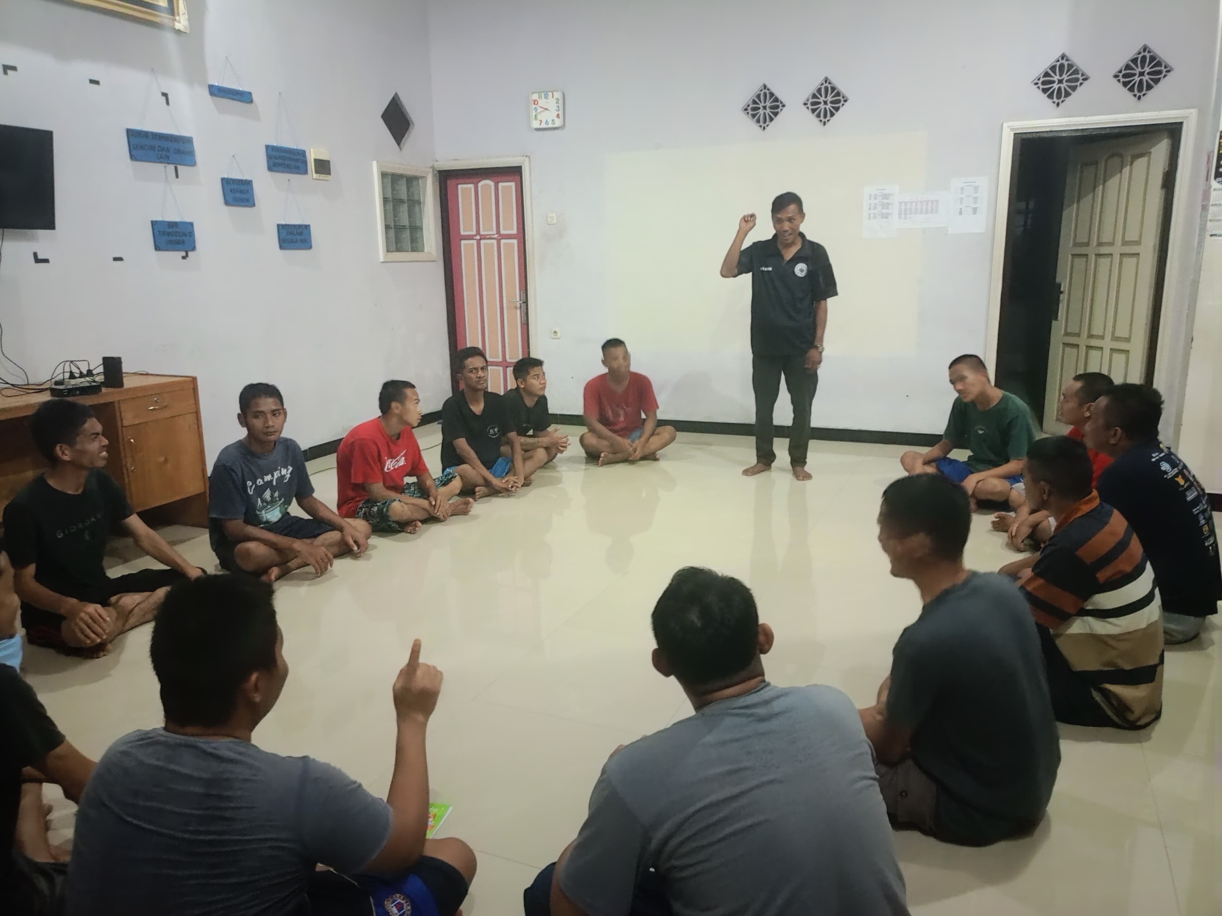 JADI MENTOR: Agus (36) sedang memberi pengarahan ke para pecandu di YR Kobra Kalsel.