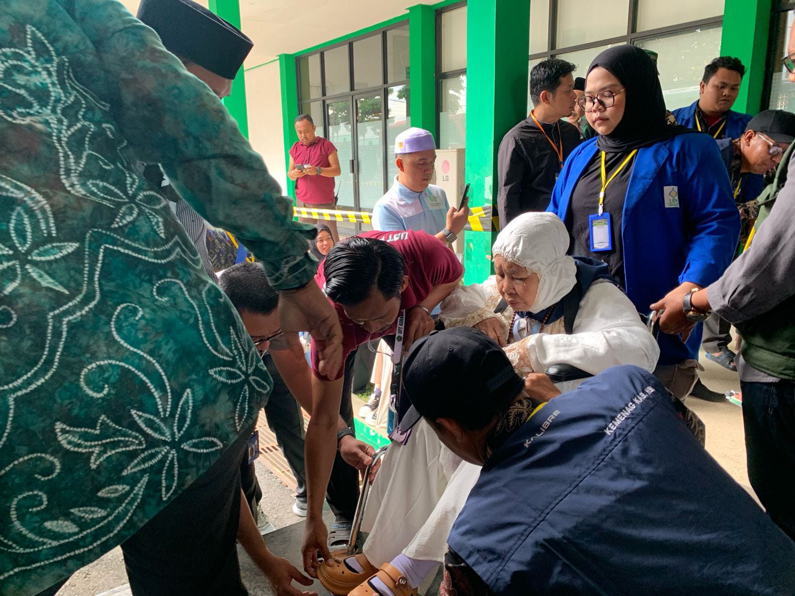 KEBERANGKATAN: Rombongan calon haji asal Kabupaten HSU saat dilepas di Embarkasi Banjarmasin di Banjarbaru.