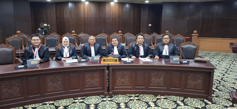 UJI MATERI: Kuasa hukum Gubernur Kalsel, Sahbirin Noor saat sidang uji materiel pasal 201 ayat 7 Undang-Undang Nomor 10 Tahun 2016 di MK.