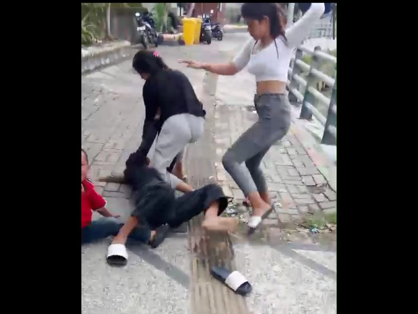 BRUTAL:Aksi pengeroyokan tiga remaja terhadap seorang anak perempuan berusia 13 tahun di Siring Sungai Kemuning, Kota Banjarbaru yang viral di media sosial pada 1 Juli 2024 lalu.(Foto:Tangkapan Layar