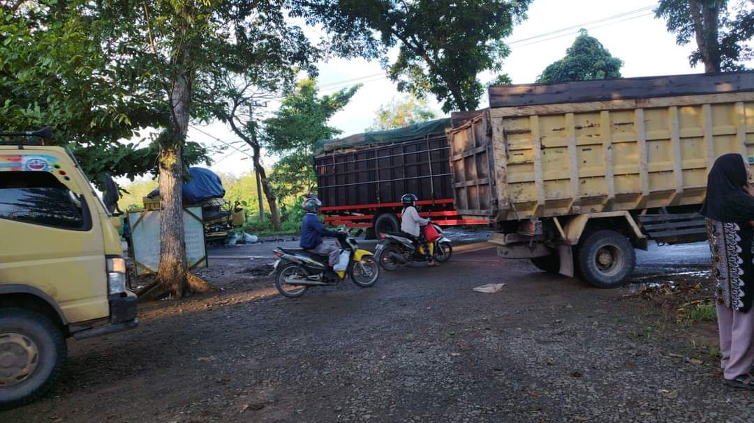 SEMPAT MACET : Jalan A Yani di Rest Area Gunung Kayangan sempat macet karena adanya laka antara dump truk dengan mobil tronton. (Foto : Grup Relawan R2T).