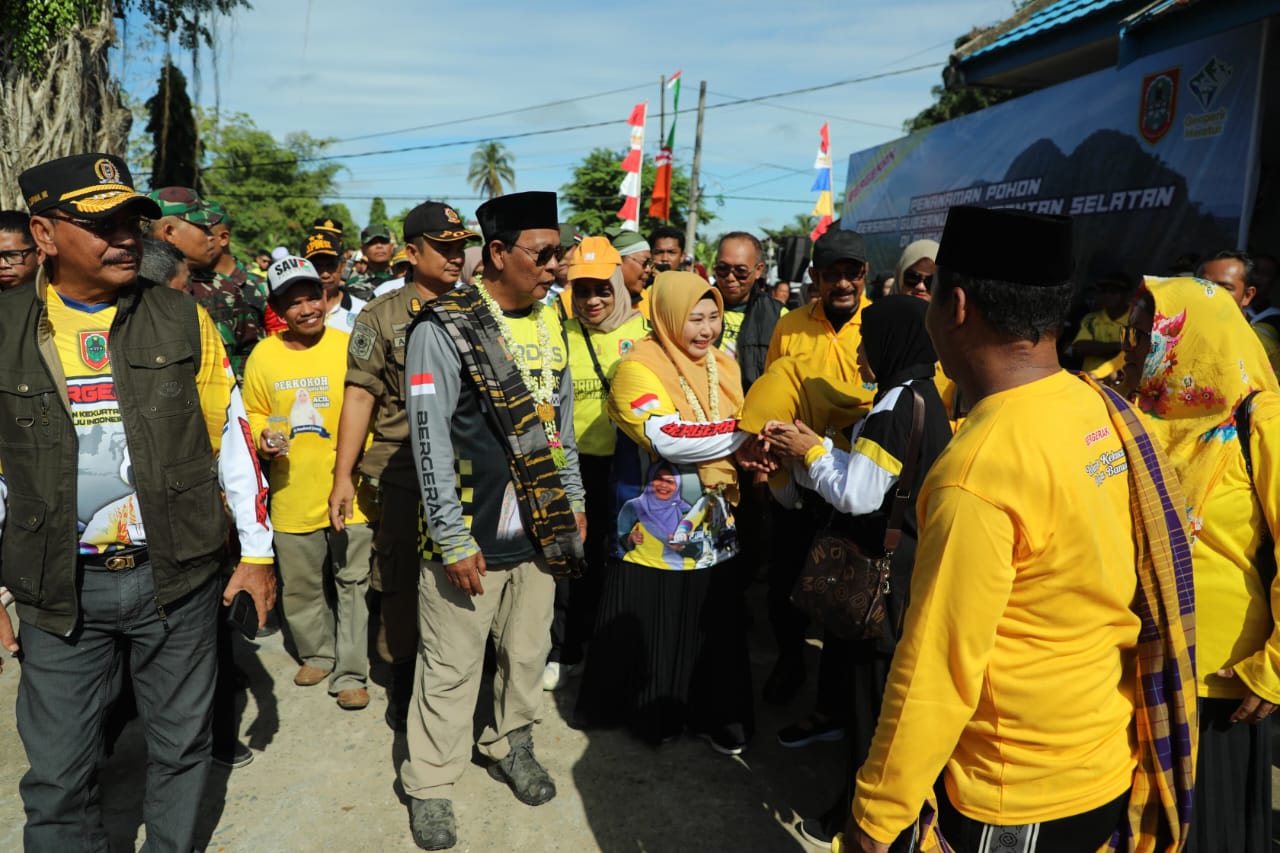 ANTUSIAS: Dari kiri Ketua DPRD Provinsi Kalsel Dr HC Supian HK, Gubernur Kalsel Sahbirin Noor dan Acil Odah disambut hangat warga Alabio Kecamatan Sungai Pandan, Kabupaten Hulu Sungai Utara. (Foto: M.