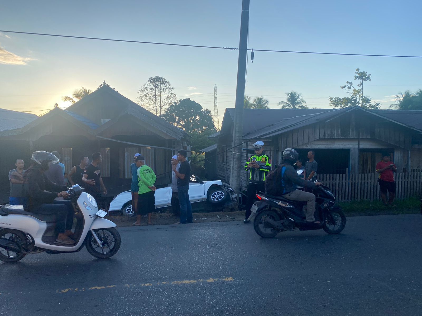 KECELAKAAN: Aparat kepolisian dari Polres Hulu Sungai Tengah berada di Desa Barikin melakukan penyelidikan warga ditabrak mobil. (Foto: Polres HST untuk Radar Banjarmasin)