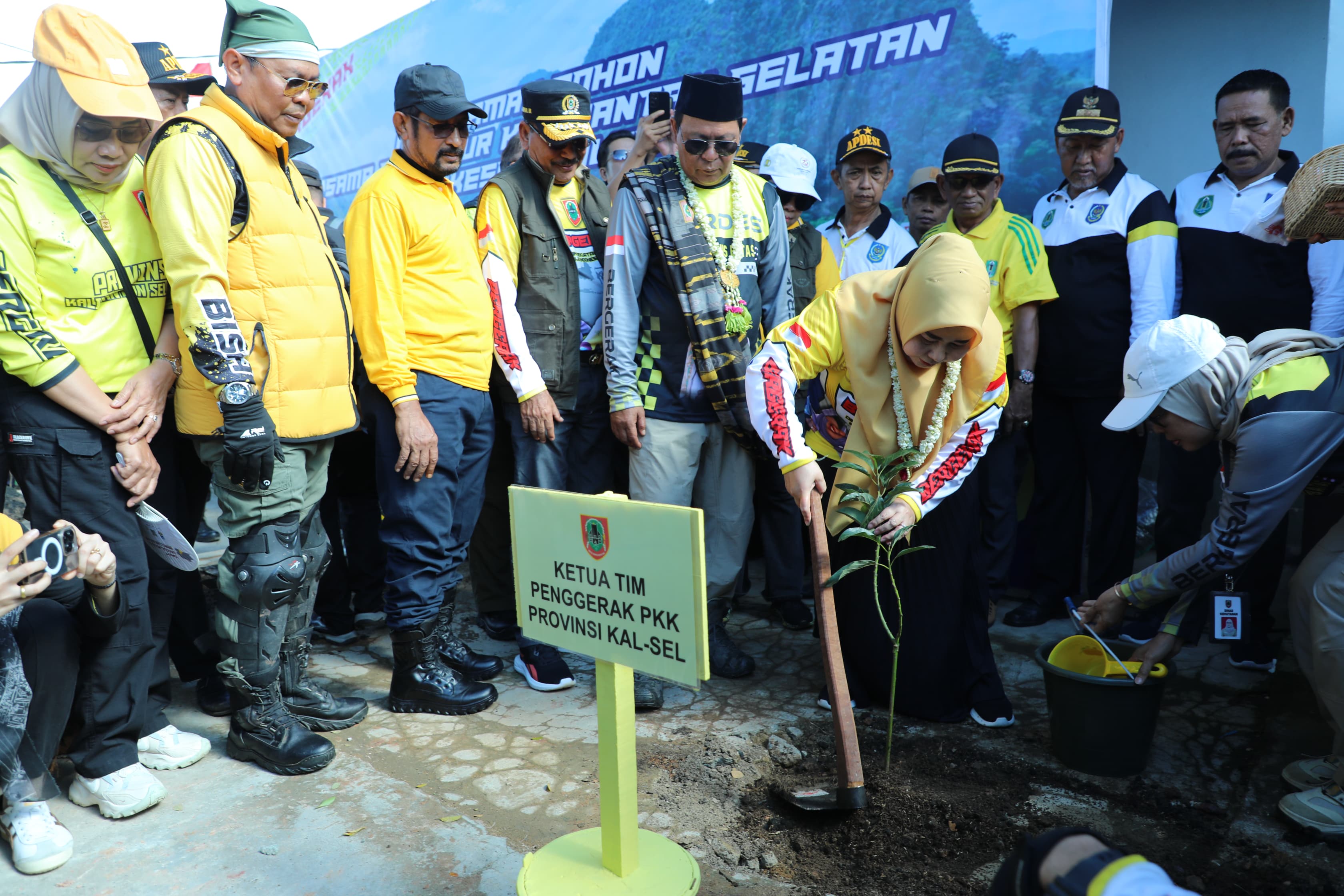 AKSI: Pj Bupati HSU Zakly Asswan (tiga kiri), dampingi Paman Birin dan Acil Odah dalam aksi penanaman pohon di halaman Puskesmas Alabio Kecamatan Sungai Pandan, Kabupaten HSU, Jumat (5/6/2024).