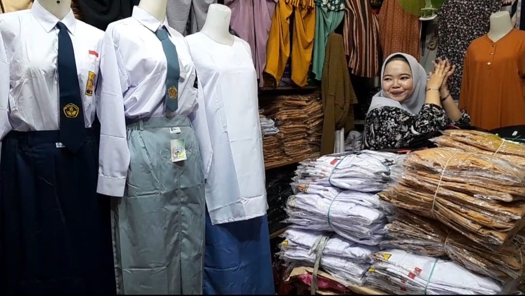 JAGA DAGANGAN:Seragam sekolah di Pasar Martapura diburu pembeli.(Foto:Sheilla Farazela/Radar Banjarmasin)