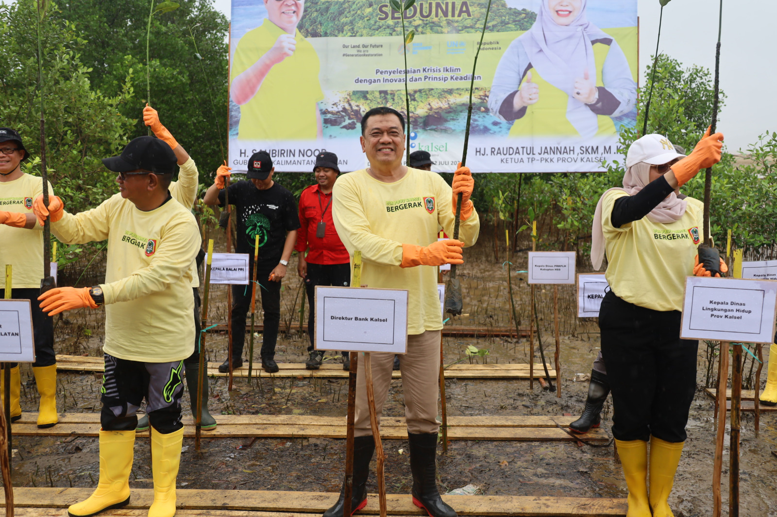 BIBIT: Bank Kalsel bantu ribuan bibit Mangrove di Desa Muara Kintap
