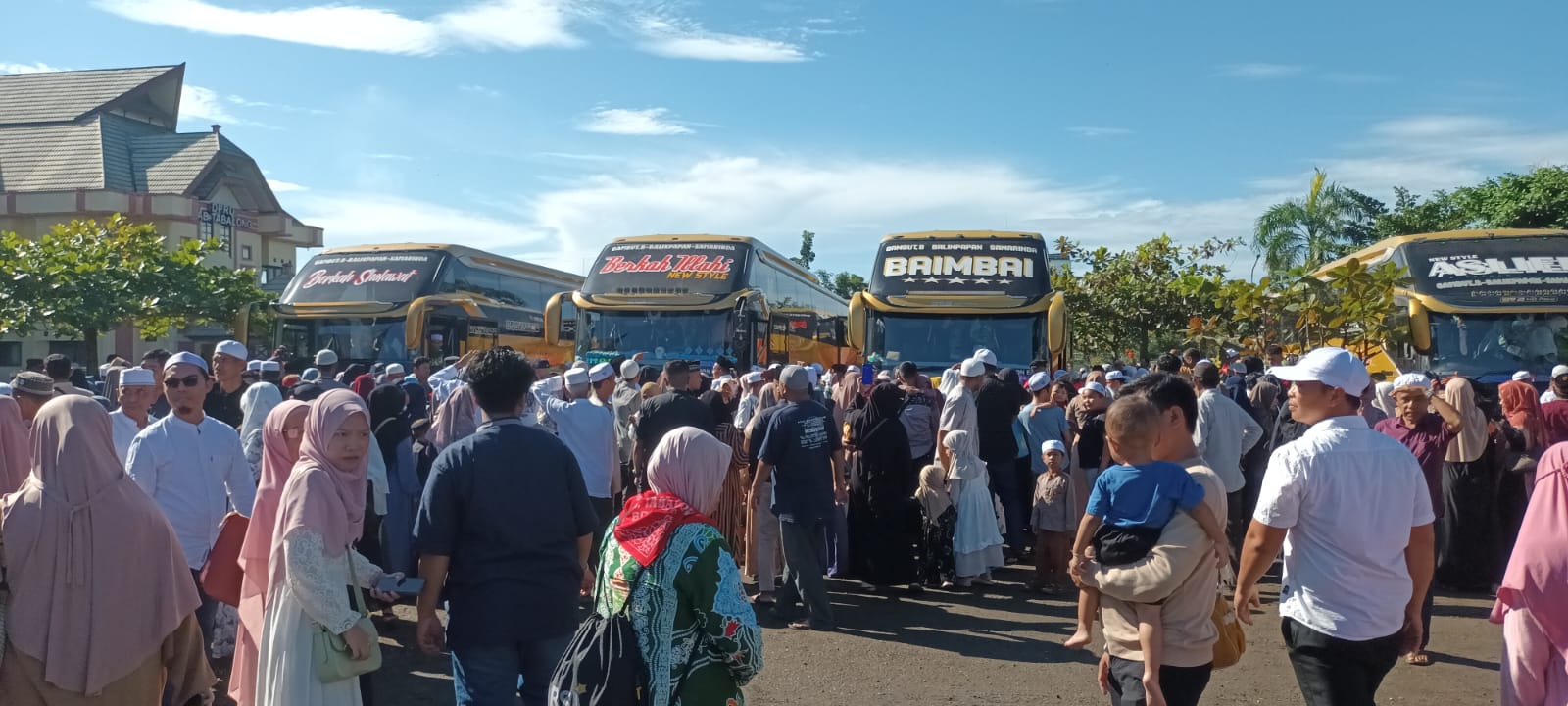 PULANG HAJI: Sejumlah bus yang menjemput kepulangan jemaah haji kloter 9 Tabalong dikerumuni warga.