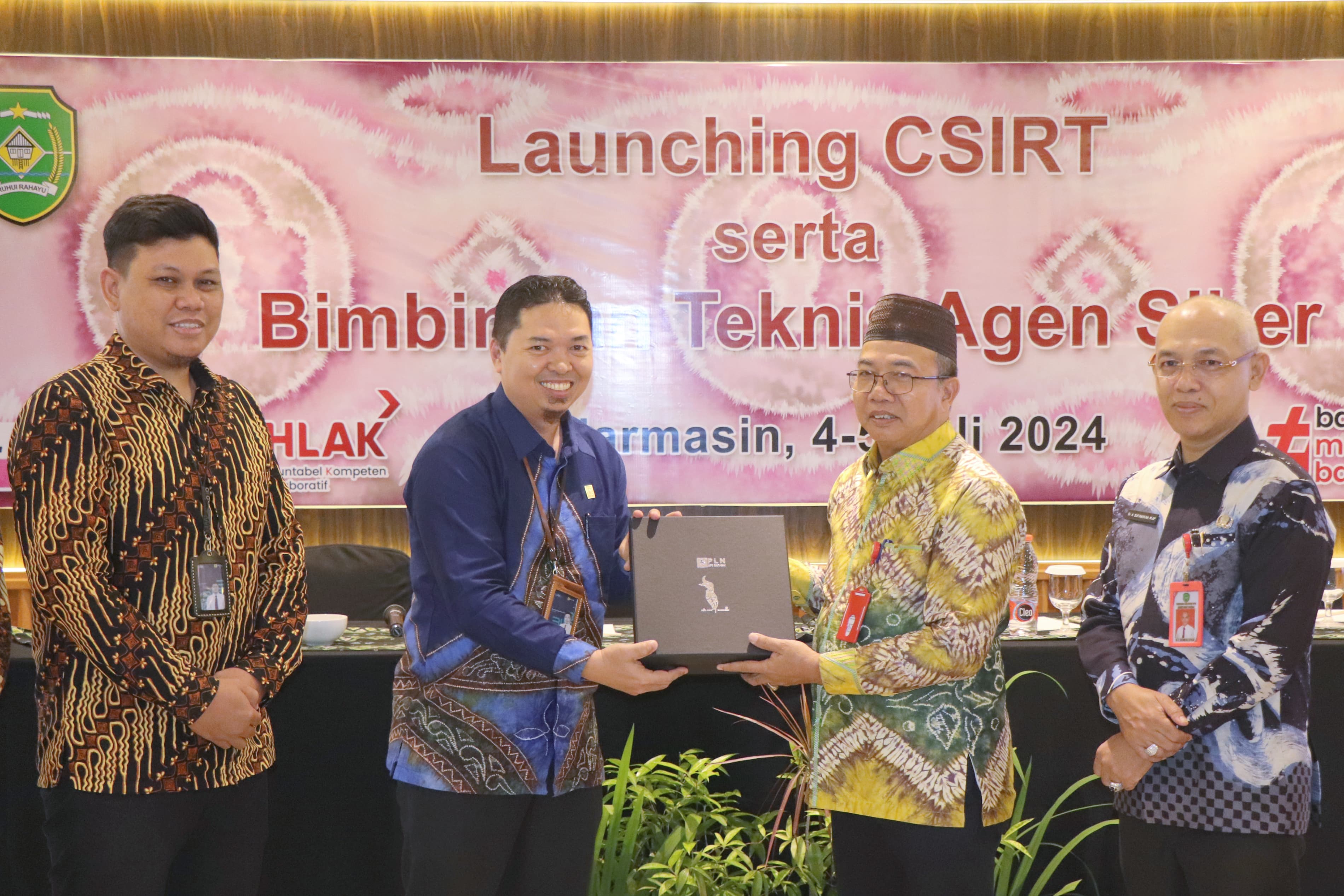 AKRAB: Pj Bupati Tapin Muhammad Syarifuddin bersama Sekda Tapin Sufiansyah berbincang santai.