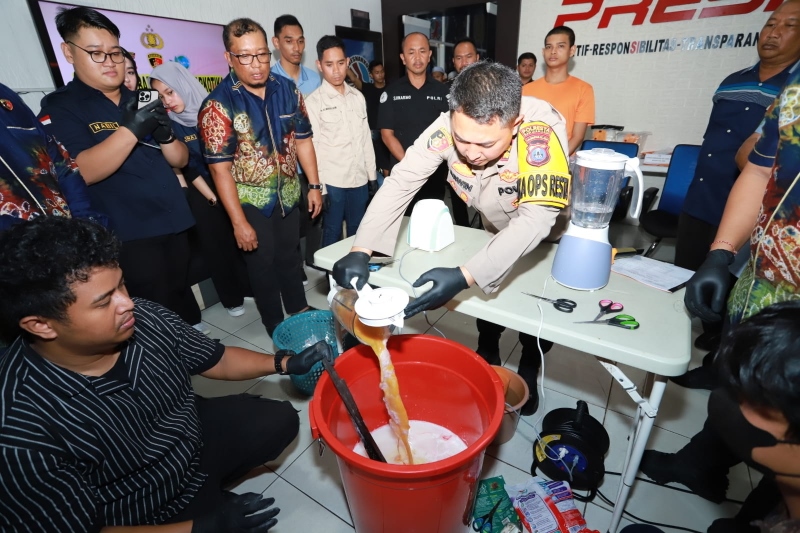 DIBLENDER: Wakapolresta Banjarmasin AKBP Arwin Amrih Wientama dan Kasat Resnarkoba Kompol R Prawira Bala Putra Dewa memusnahkan barang bukti narkotika.
