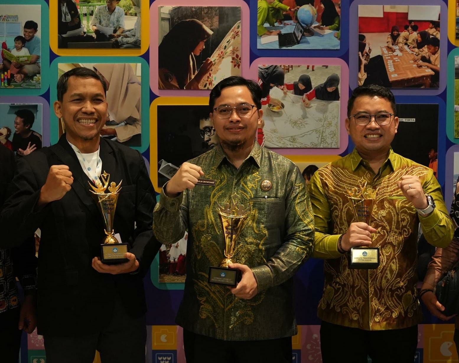 PENGHARGAAN: Kabupaten HST menerima tiga penghargaan di Jakarta Convention Center, Jumat (5/7).