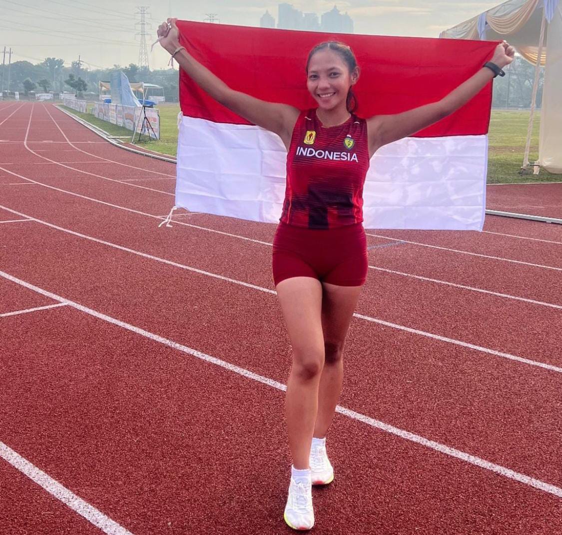MEMBANGGAKAN: Halida Ulfah saat merayakan kemenangan dengan bendera merah putih di belakang punggungnya. (Foto: Halida Ulfah untuk Radar Banjarmasin)