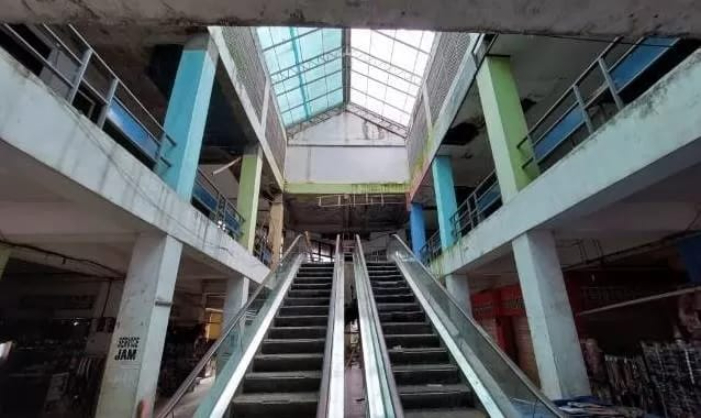 MANGKRAK:Plaza Murakata Barabai sudah puluhan tahun tak beroperasi.(Foto:Disdag HST untuk Radar Banjarmasin)