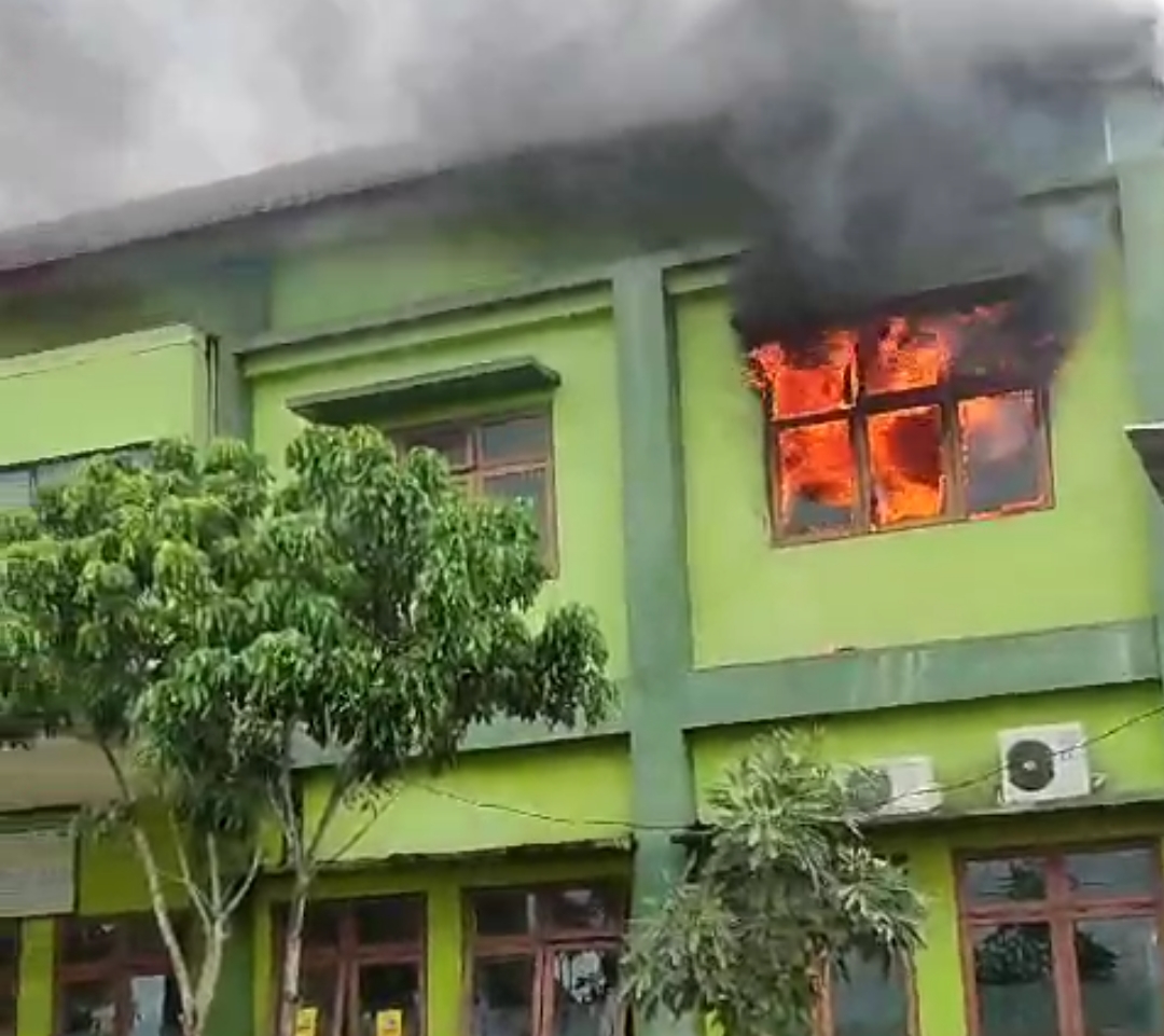 TERBAKAR: Puskemas yang terbakar pada pagi hari membuat panik. (Foto: Rasidi Fadly/Radar Banjarmasin)