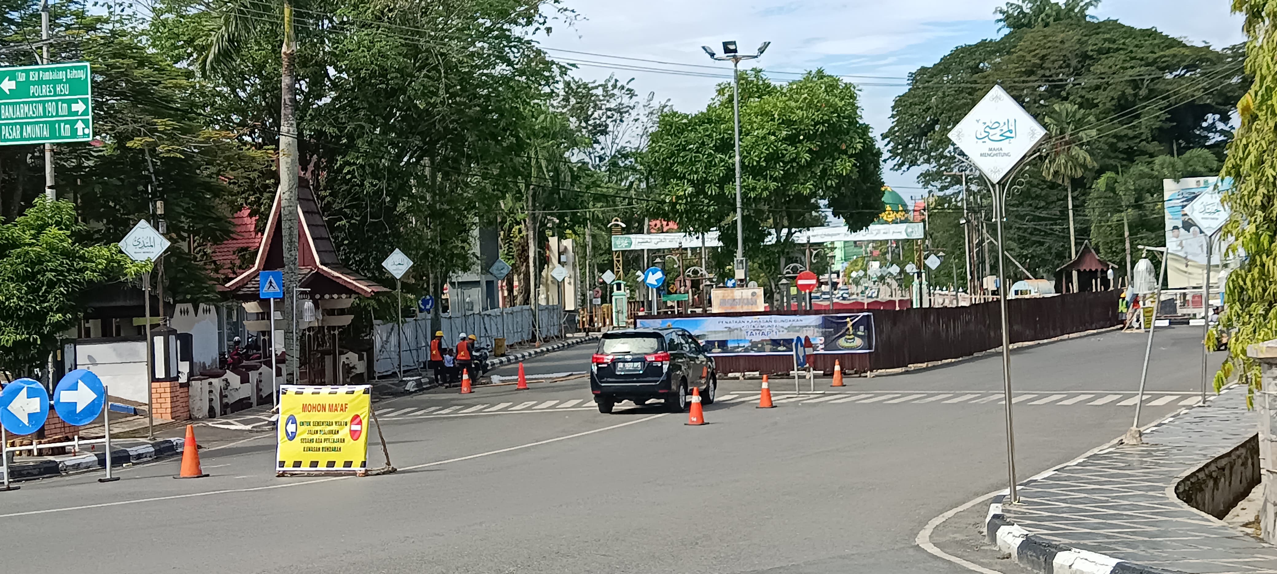 PROYEK: Pembangunan Bundaran Air Mancur di Kota Amuntai. (Foto: M.Akbar/Radar Banjarmasin).