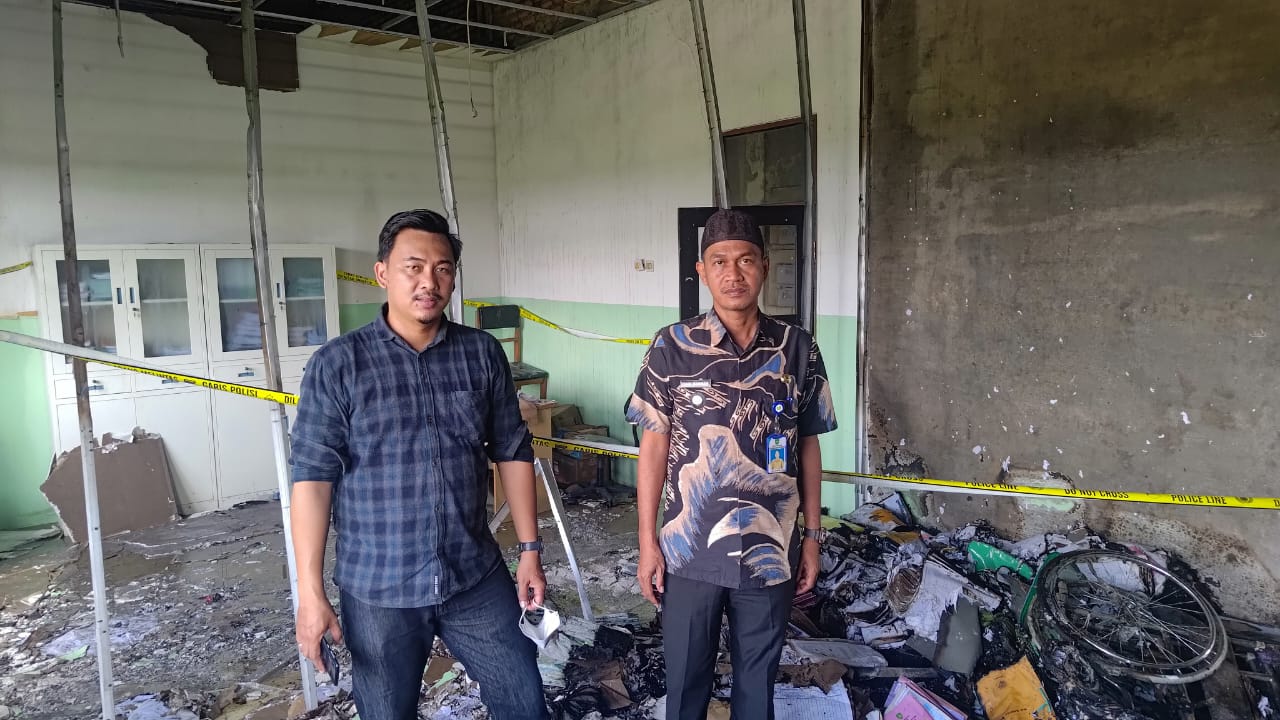PANTAU:Camat Candi Laras Selatan (CLS), Zaul Rahman memantau ruangan Puskesmas Baringin yang terbakar.(Foto:Camat CLS untuk Radar Banjarmasin)