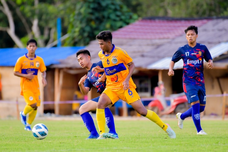 UJI COBA: Tim sepak bola PON Kalsel saat menjalani laga uji coba dengan salah satu tim lokal, Krena Pradana.