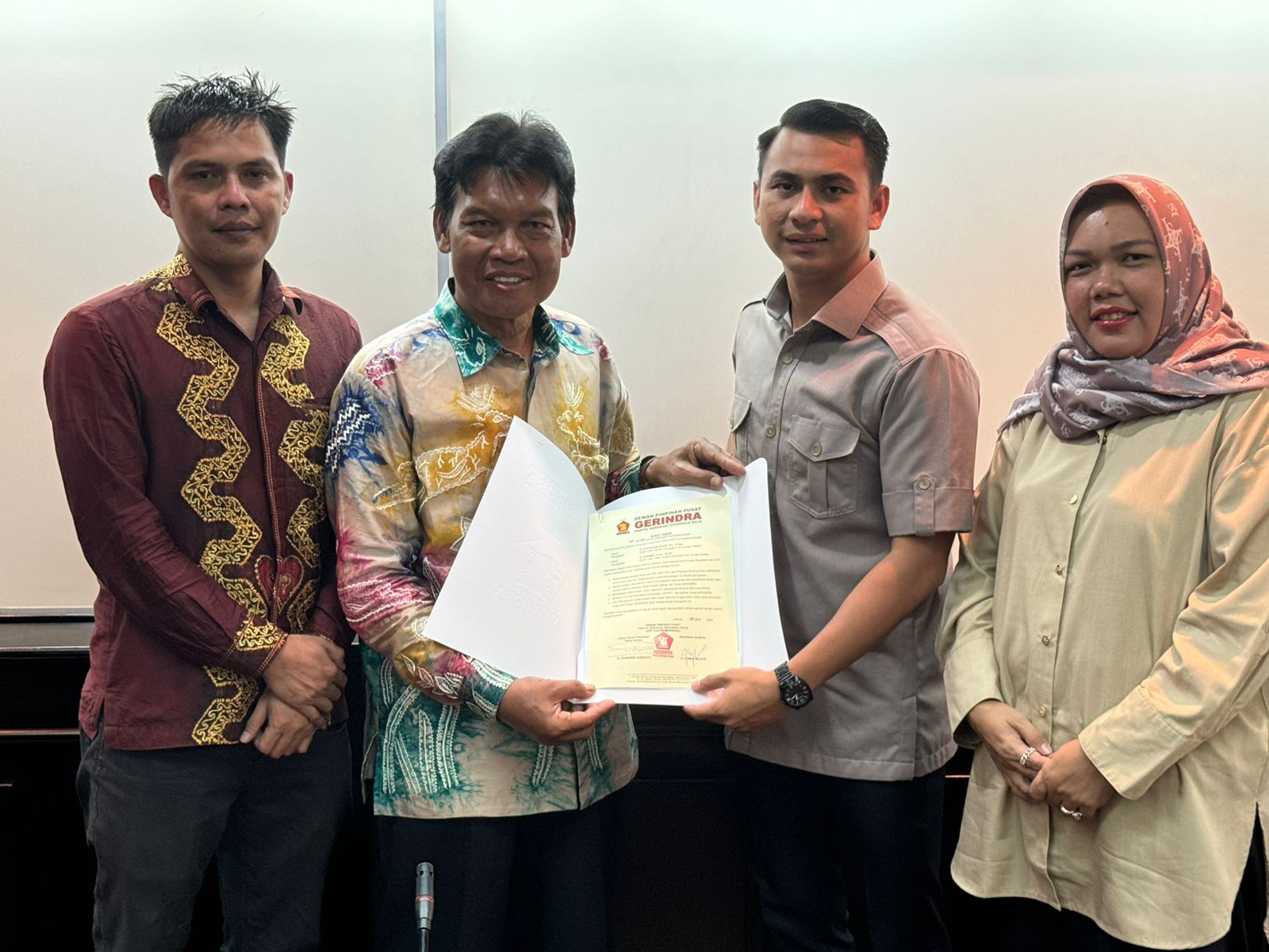 DAPAT SK:Suriani (dua dari kiri) bersama Pengurus DPP Gerindra, Randy Effendi dan Ketua DPD Gerindra Kalsel, Mariana di DPP Gerindra Jakarta, Senin (8/7/2024).