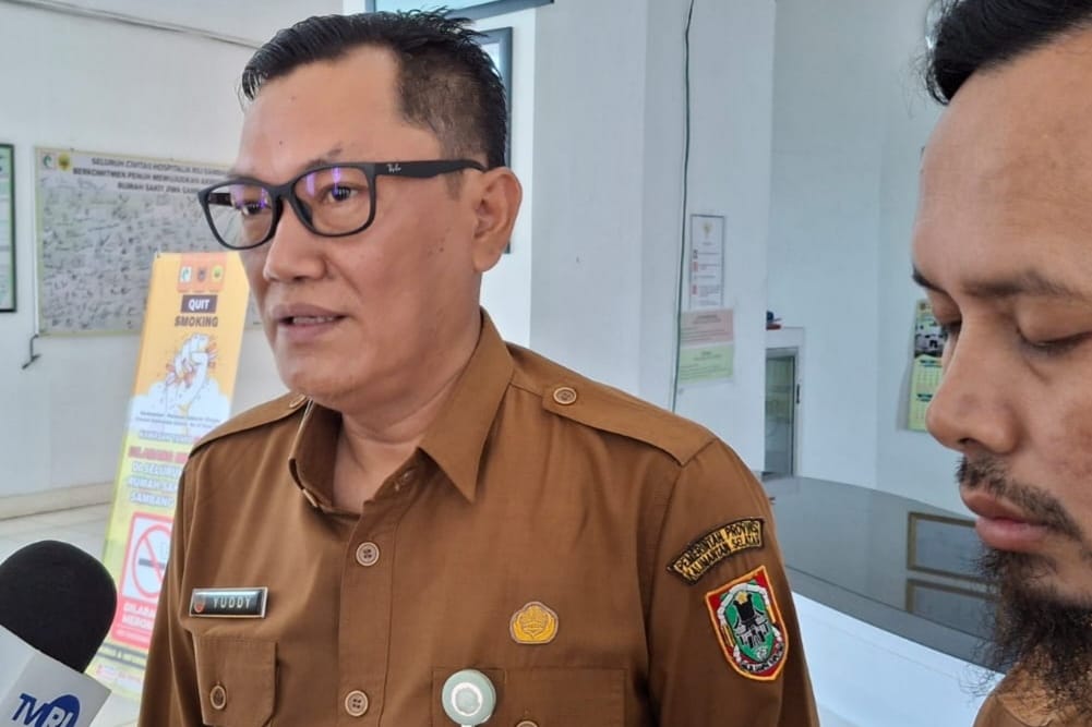 MENJELASKAN : Plt Direktur RSJ Sambang Lihum, Yuddy Riswandhy Noora menjelaskan terkait penanganan pasien yang masuk akibat mabuk kecubung (FADLAN ZAKIRI/RADAR BANJARMASIN)