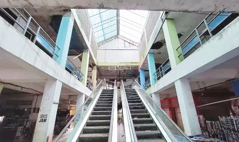 MANGKRAK: Plaza Murakata Barabai sudah puluhan tahun tidak difungsikan. (Foto: Disdag HST untuk Radar Banjarmasin)