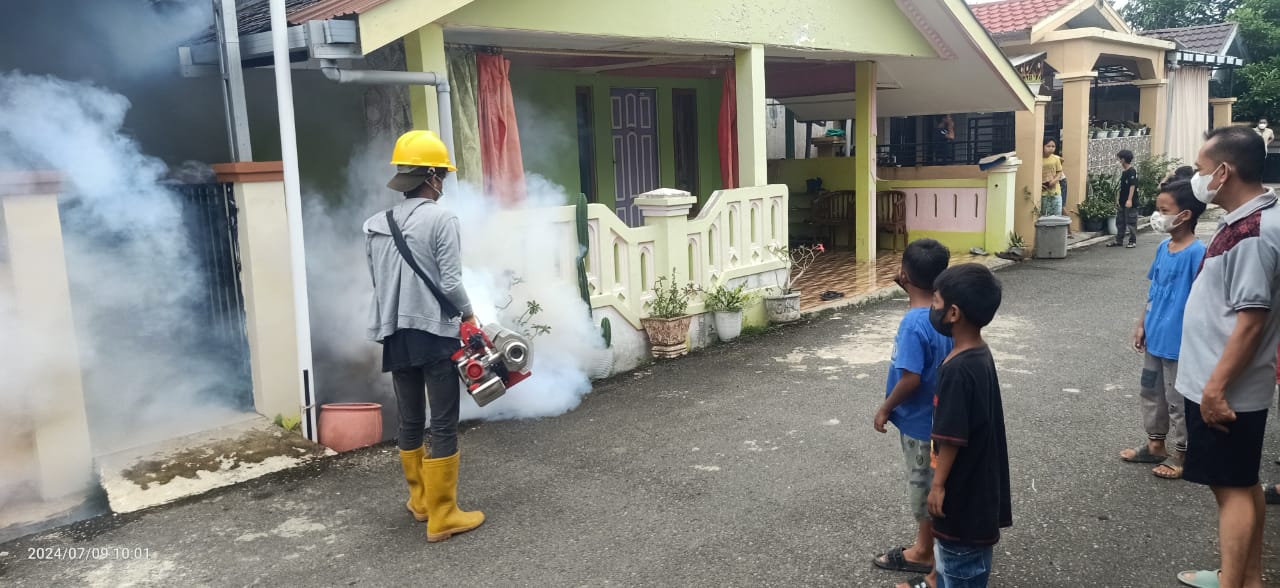FOGGING: Dinkes HSU dan UPT Puskesmas Amuntai Selatan, didampingi pihak Desa Kota Raja melaksanakan fogging di Kompleks CPI 1 Desa Kota Raja, Kabupaten HSU.