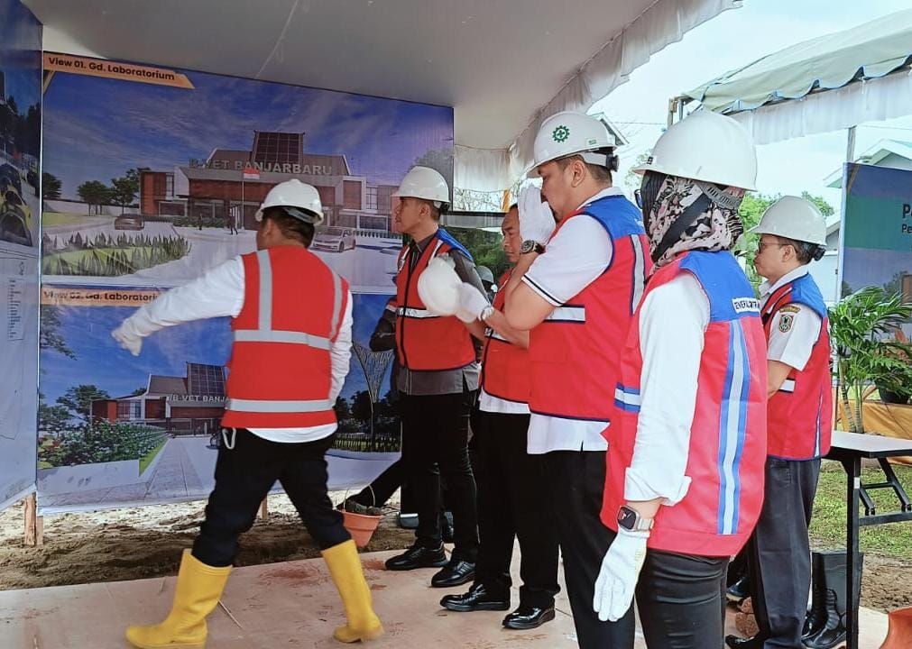 MENERANGKAN:Kepala Balai Veteriner Banjarbaru, Drh Putut Eko Wibowo menjelaskan denah rancangan bangunan Laboratorium Emerging Disease satu-satunya di Pulau Kalimantan, Rabu (10/07/2024).(Foto:Fadlan