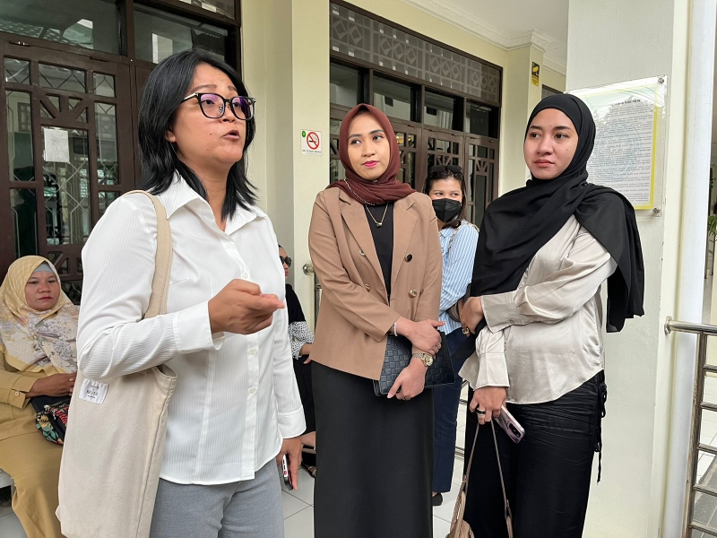 BELUM PUAS: Kuasa hukum para korban investasi solar bodong, Henny Puspitawati menanggapi pembacaan dakwaan untuk Fitrian Noor.