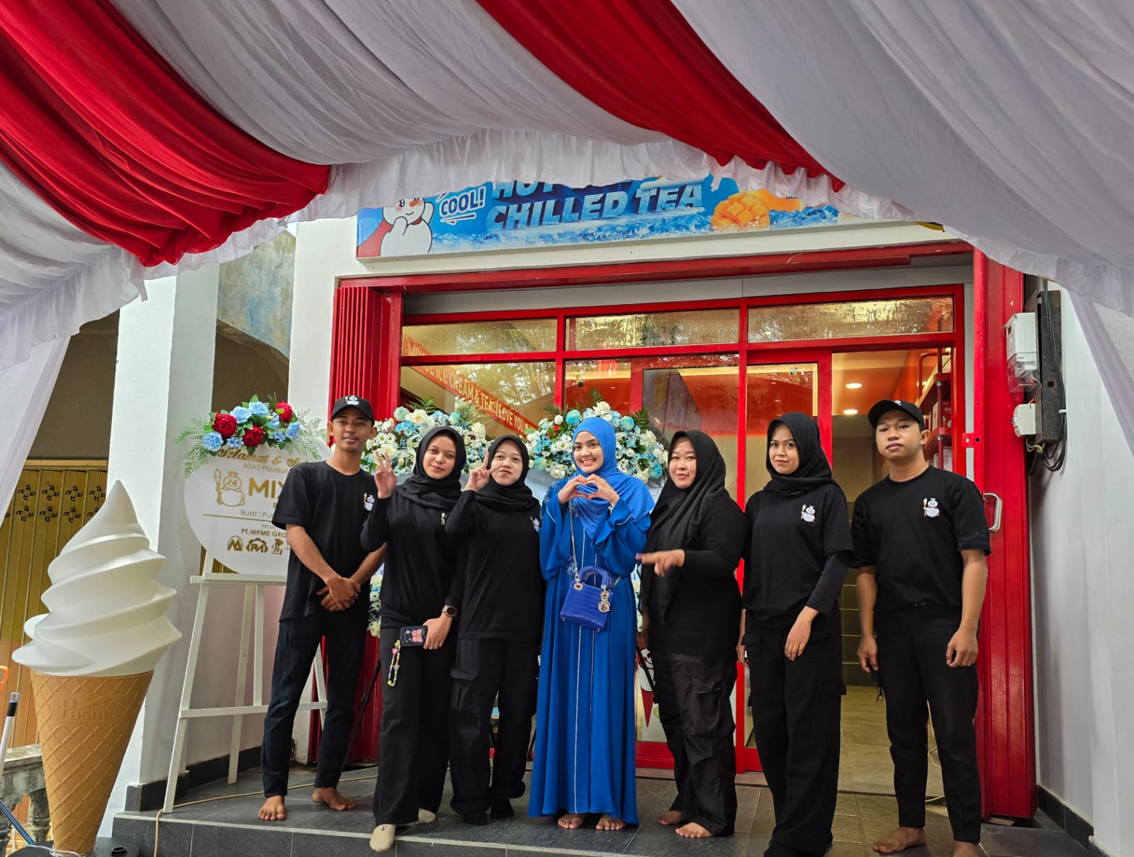 KOMPAK: Owner Mixue Rantau dan Binuang, Putri Variza bersama para karyawannya.