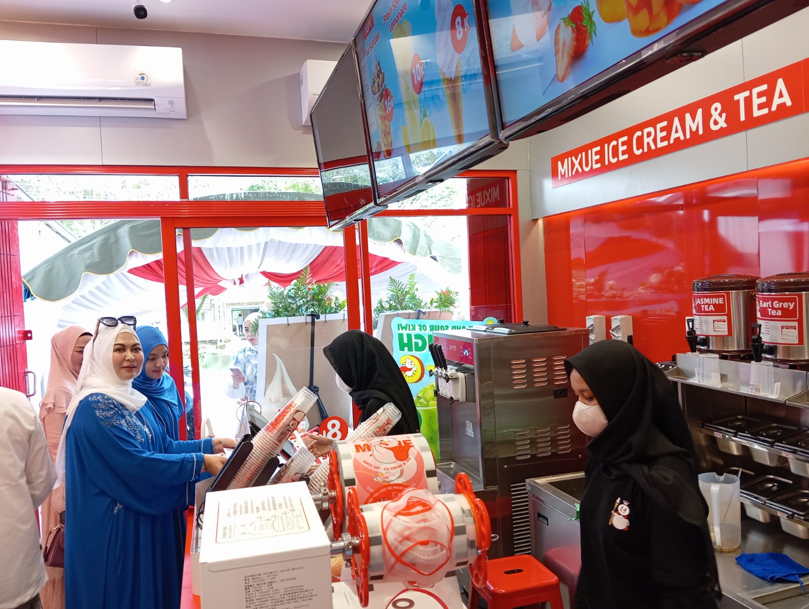 GRAND OPENING: Mixue Ice Cream dan Tea di Kabupaten Tapin resmi ada. Masyarakat bisa membeli ice cream dengan berbagai toping ini.