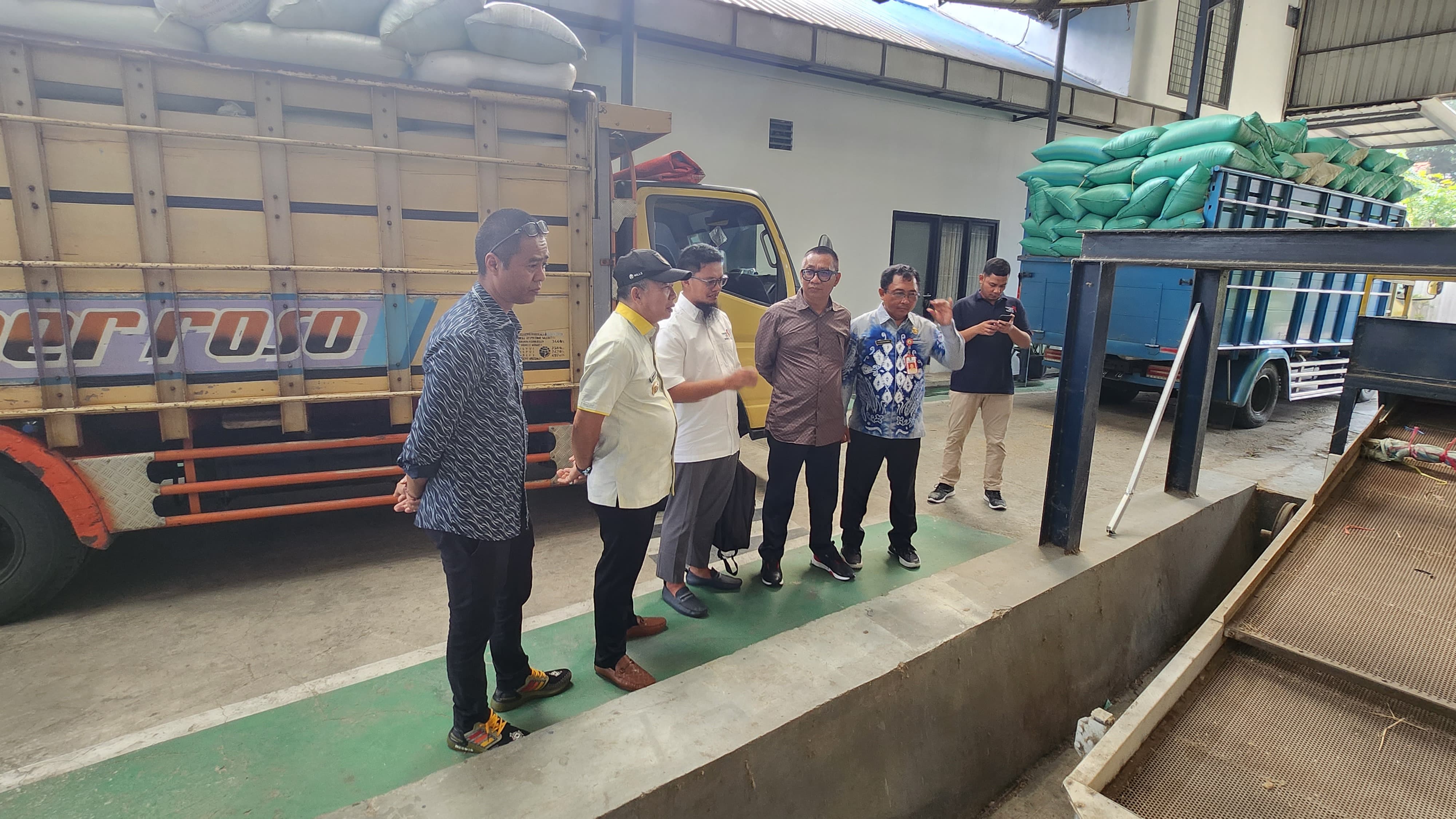 KUNJUNGAN: Pj Bupati Tapin Muhammad Syarifuddin mengunjungi pabrik yang ada di Bekasi.