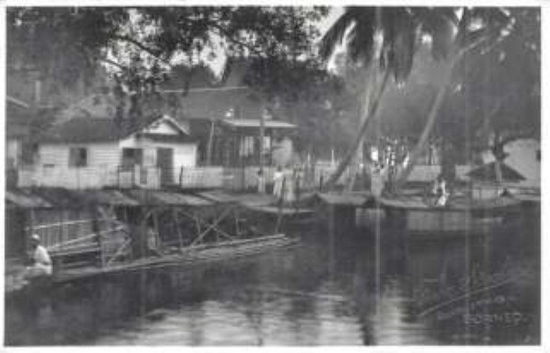 DI PINGGIR SUNGAI: Warga Banjarmasin mengandalkan sungai pada zaman dulu.
