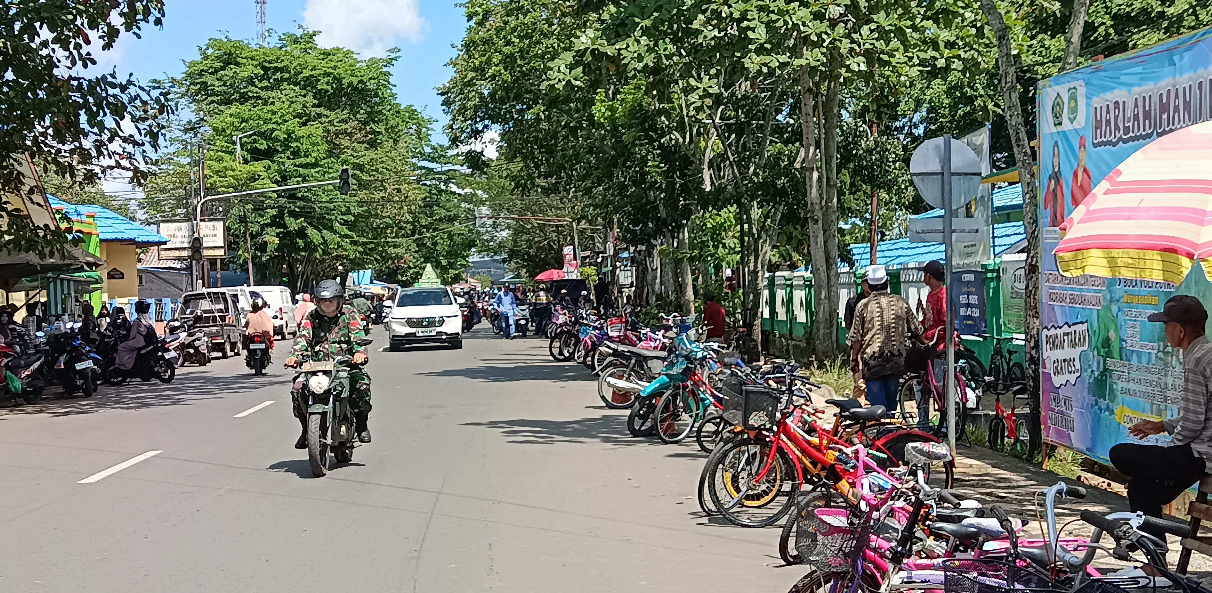 MENCARI REZEKI: Pedagang sepeda bekas berbagai jenis di Jalan Empu Jatmika, buka setiap Kamis dan Minggu dalam sepekan. (Foto: M.Akbar/Radar Banjarmasin)