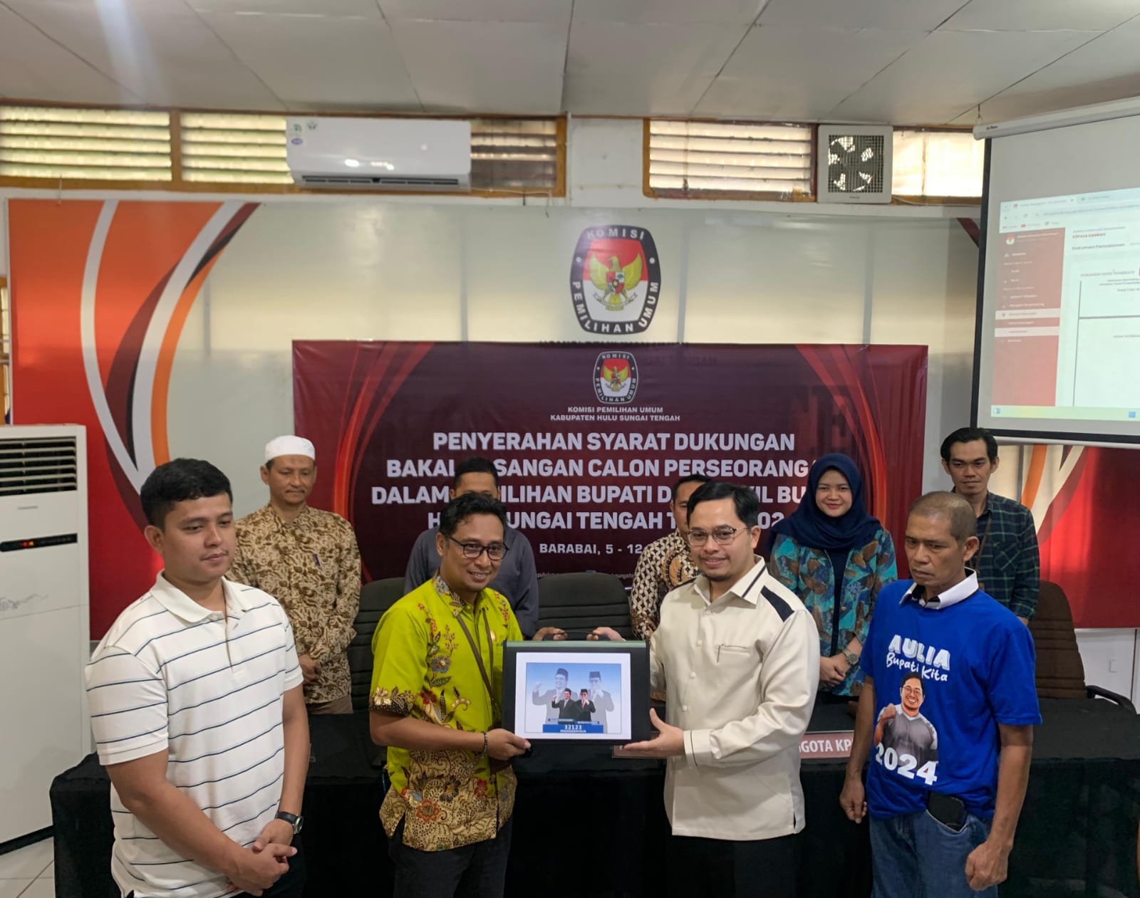 MEMENUHI SYARAT: Pasangan Aulia-Mansyah saat menyerahkan berkas dukungan jalur independen ke KPU HST. (Foto: Jamaluddin/Radar Banjarmasin)
