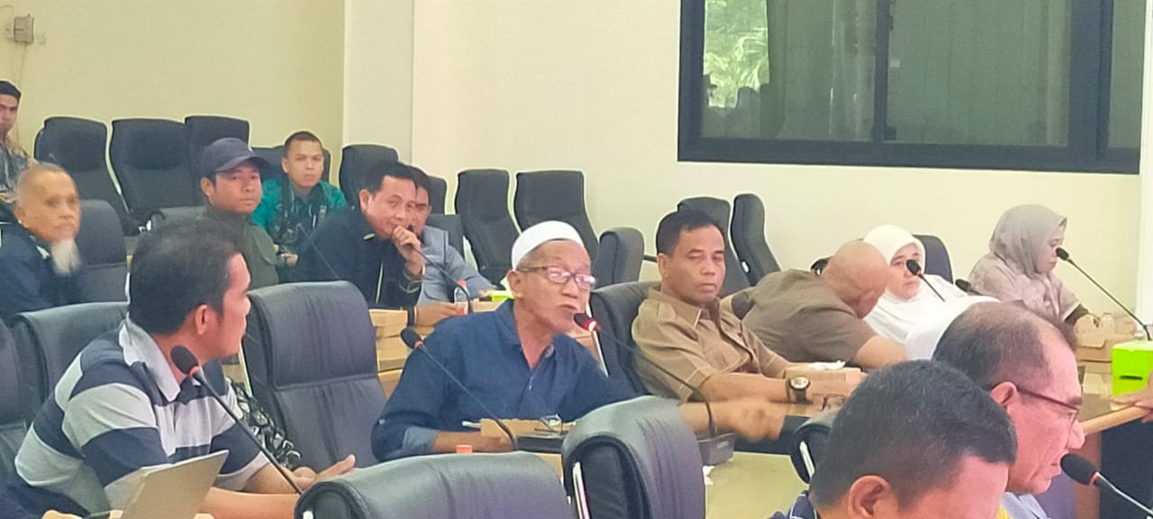ASPIRASI:Warga Desa Tabu Darat Hulu menyampaikan aspirasi ke DPRD Kabupaten HST, mendesak agar proses pengunduran diri Pembakal segera diproses.(Foto:Jamaluddin/Radar Banjarmasin)