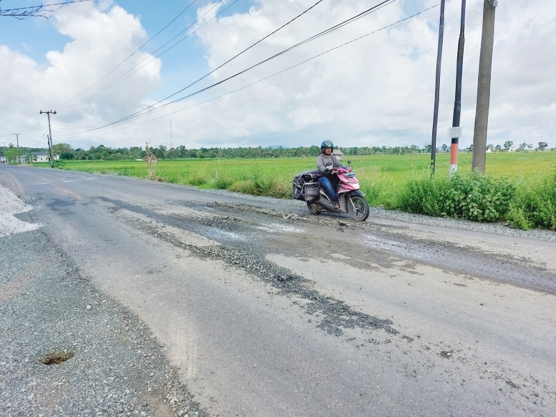 RUSAK LAGI: Jalan Swadaya di RT 3 Desa Maluka Baulin yang kembali rusak setelah diperbaiki.