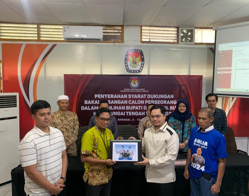 MEMENUHI SYARAT: Pasangan Aulia-Mansyah saat menyerahkan berkas dukungan jalur independen ke KPU HST.