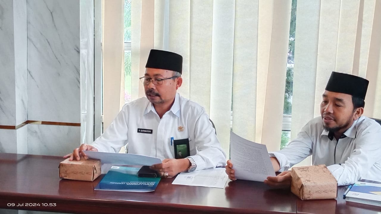 SAMPAIKAN INFO: Kepala Kantor Kementerian Agama Balangan, Saribuddin menyampaikan informasi terkait kedatangan jemaah haji Balangan. (Foto Kemenag Balangan untuk Radar Banjarmasin)