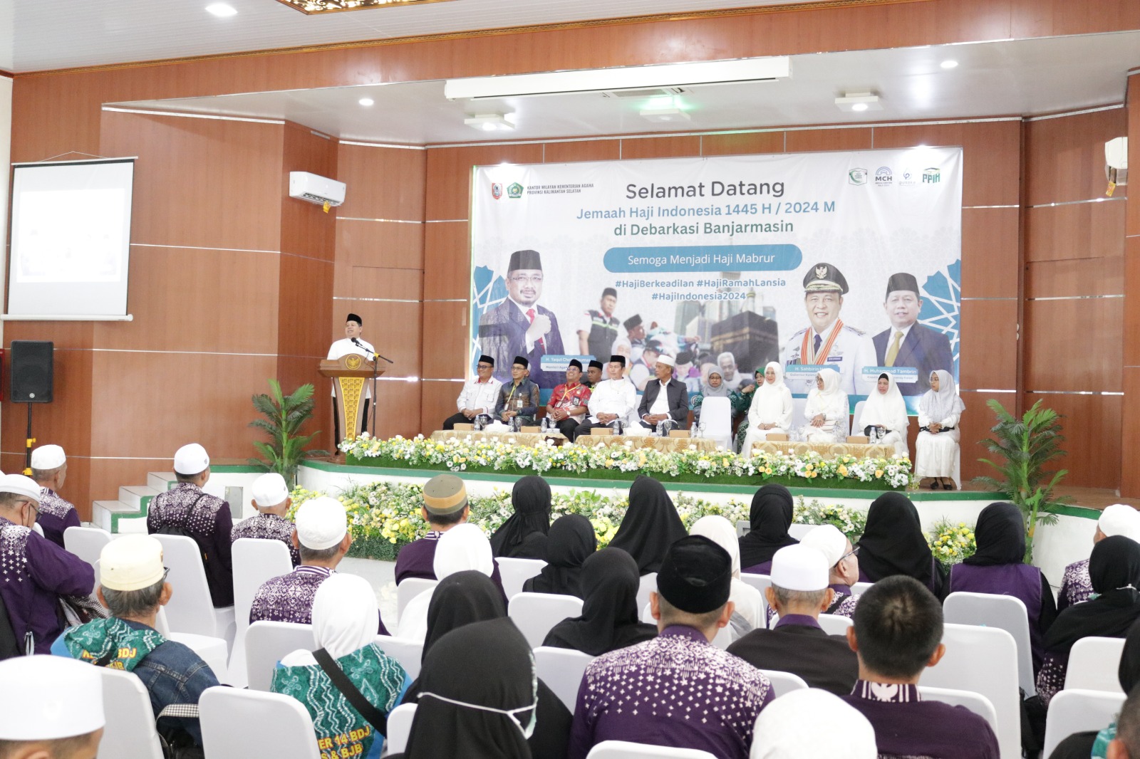 SAMBUTAN: Sekdakot Banjarbaru Said Abdullah didampingi Ketua PPIH Kalsel M Thamrin menyambut kedatangan jemaah haji kloter 14 di Asrama Haji, Jumat pagi. (Foto: Sheilla Farazela/ Radar Banjarmasin)