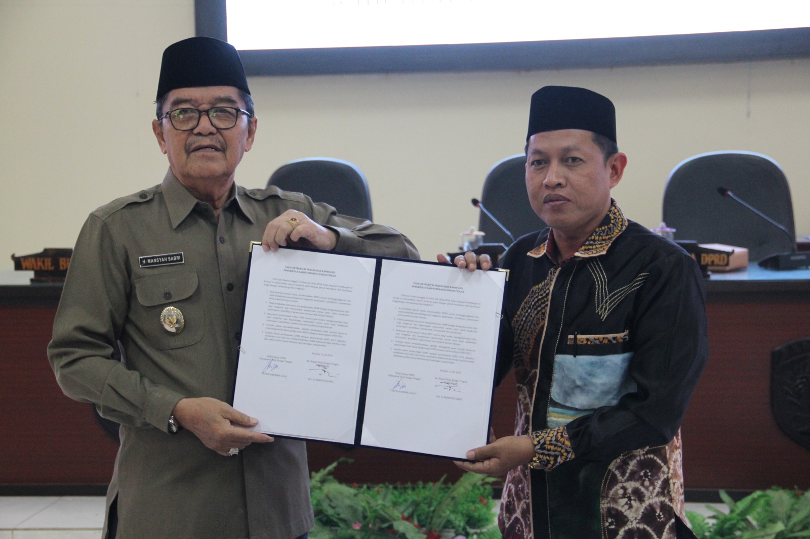 TEKEN: Wakil Bupati HST, H Mansyah Sabri dan Wakil Ketua DPRD HST, Taupik Rahman menandatangani pakta integritas. (Foto: Prokom HST)