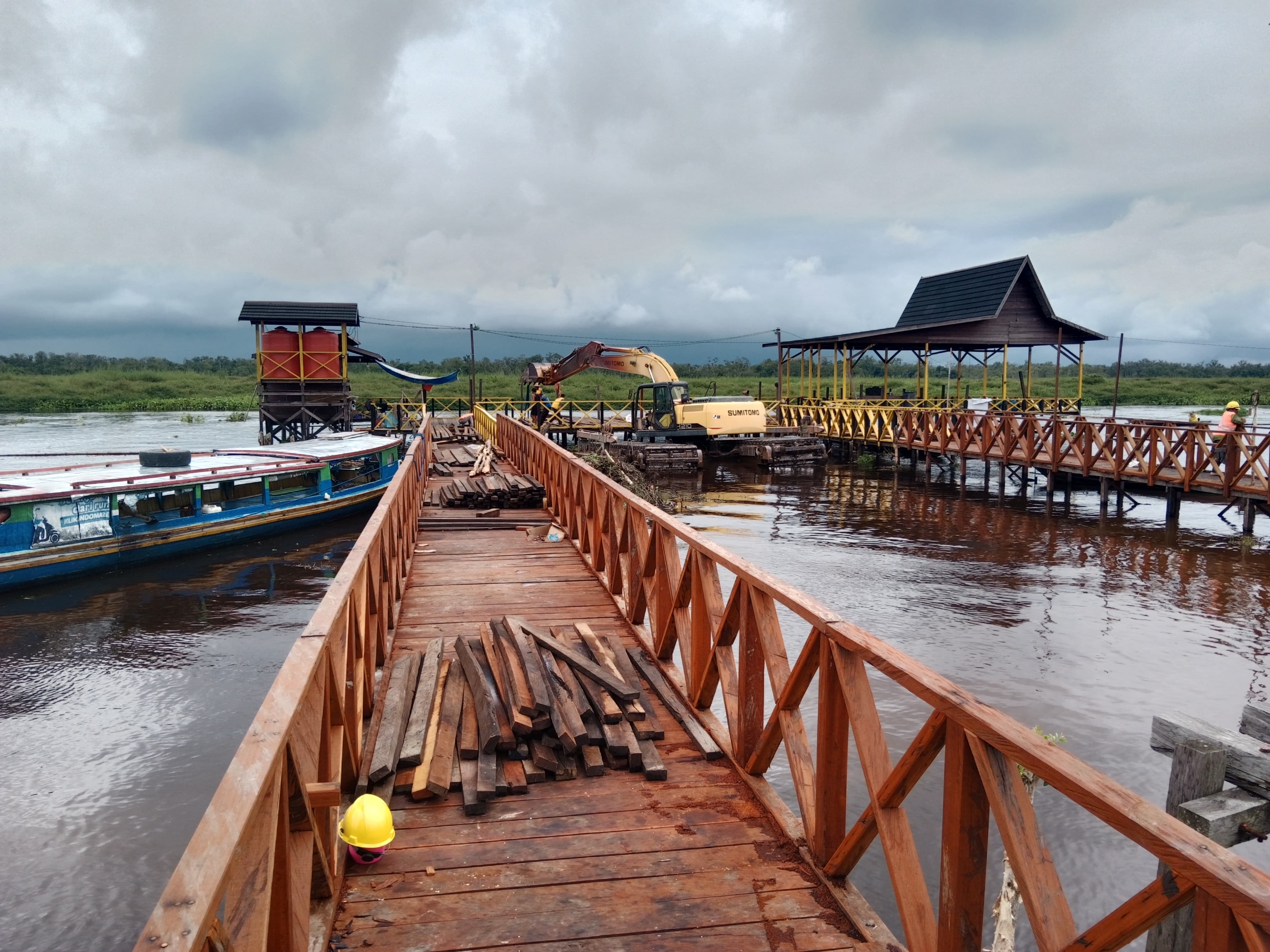 WISATA: Pengerjaan arena balapan kerbau rawa di Desa Bararawa Kecamatan Paminggir, Kabupaten Hulu Sungai Utara.