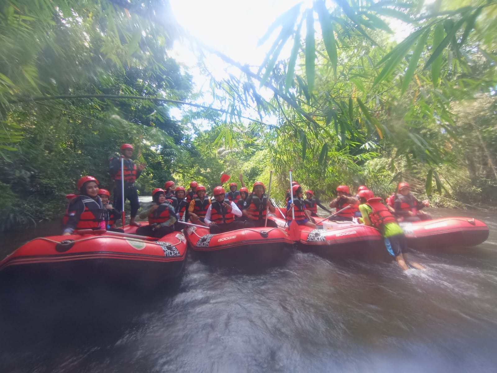 SUSUR SUNGAI: Pemerintah Desa Miawa bersama Disbudpar Tapin dan masyarakat menyusuri sungai untuk membersihkan jalur.