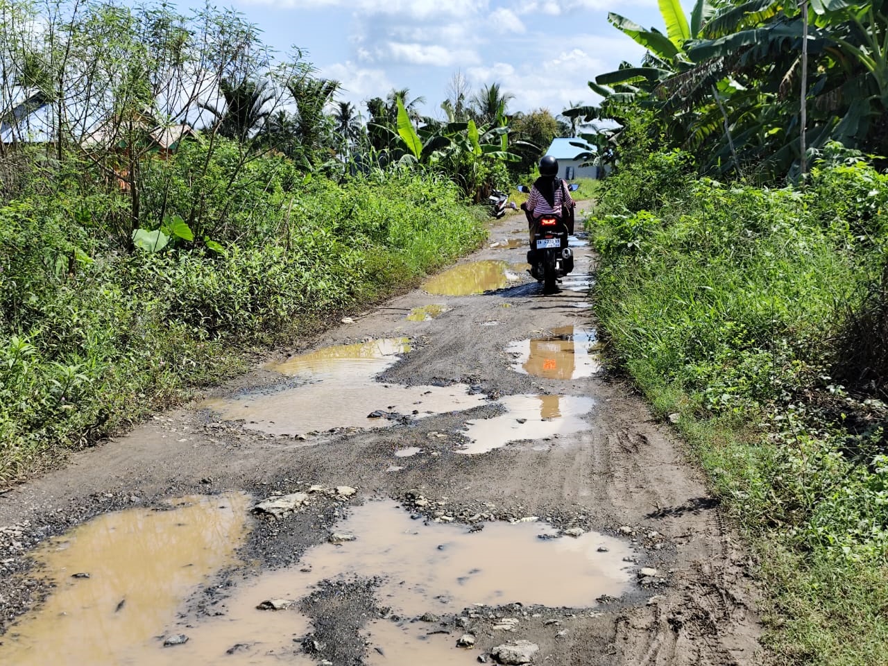 PERLU PERBAIKAN: Akses Jalan Sungai Madang, Desa Gudang Hirang, Kecamatan Sungai Tabuk yang berlubang.
