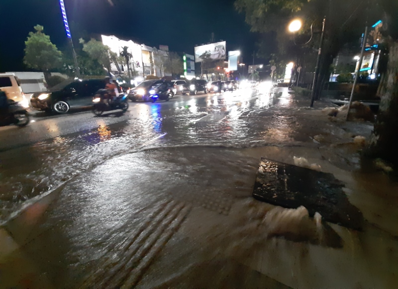 PIPA BOCOR: Air leding meluap dan membanjiri Jalan Ahmad Yani km 1, beberapa waktu lalu.