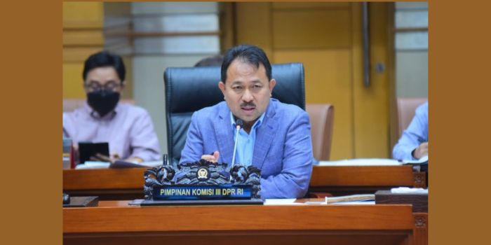 RAPAT: Wakil Ketua Komisi III DPR RI Pangeran Khairul Saleh saat memimpin Rapat.