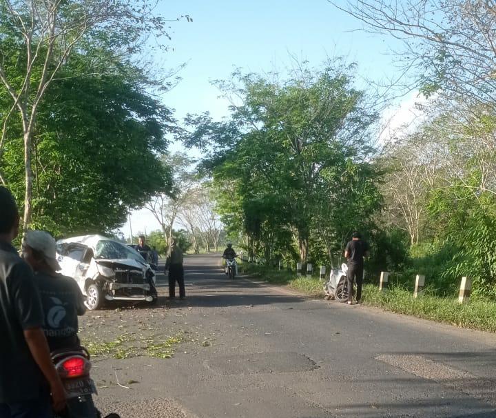 RUSAK:Sebuah mobil rusak parah akibat kecelakaan tunggal di Jalan Kapar-Walangsi, kasus ini sudah ditangani Polres HST.(Foto:Polres HST untuk Radar Banjarmasin)