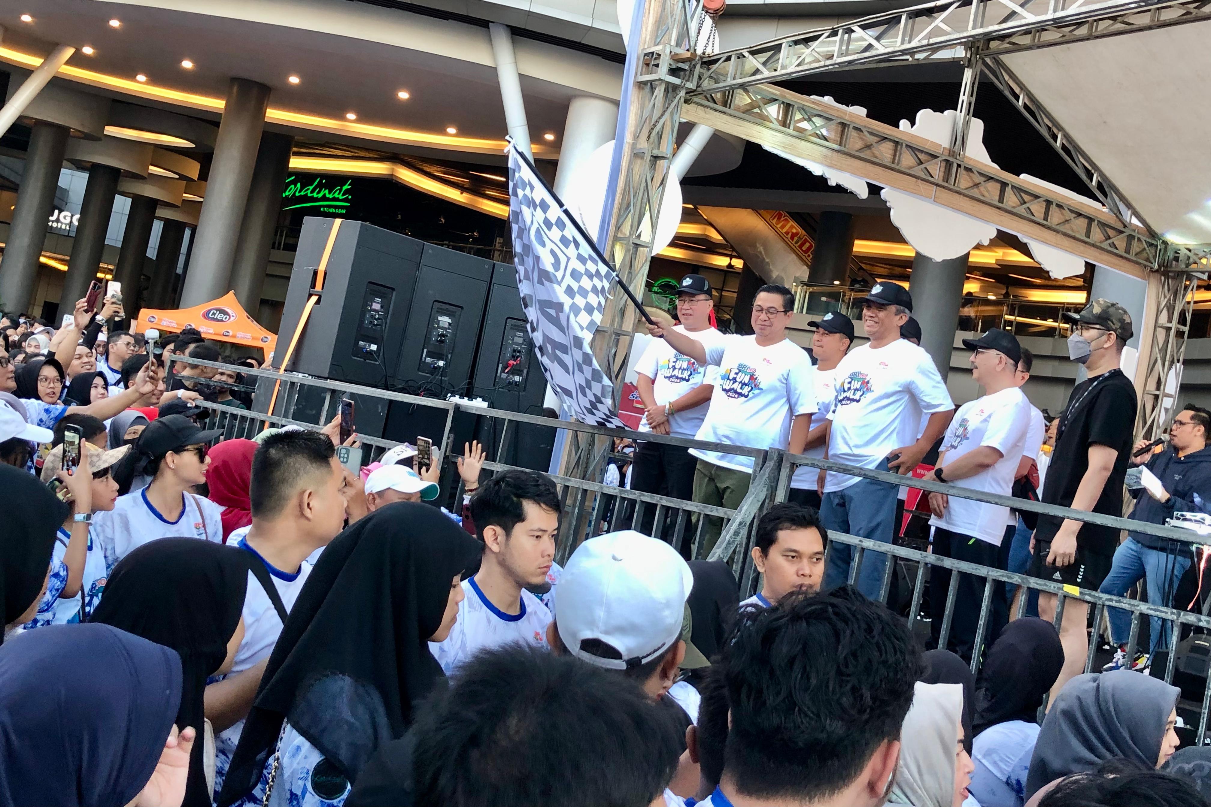 START: Bendera start dikibarkan tanda dimulainya BRU Duta Fan Walk 2024 di Plaza Outdoor DM 2, Minggu (14/7).