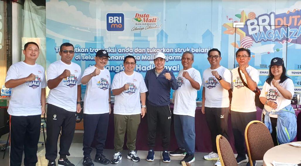 ABADIKAN MOMEN: Direktur Utama Radar Banjarmasin Suriansyah Achmad, Wali Kota Banjarmasin Ibnu Sina dan GM Duta Mall Banjarmasin Tumpal MP Silalahi beserta manajemen berfoto bersama.