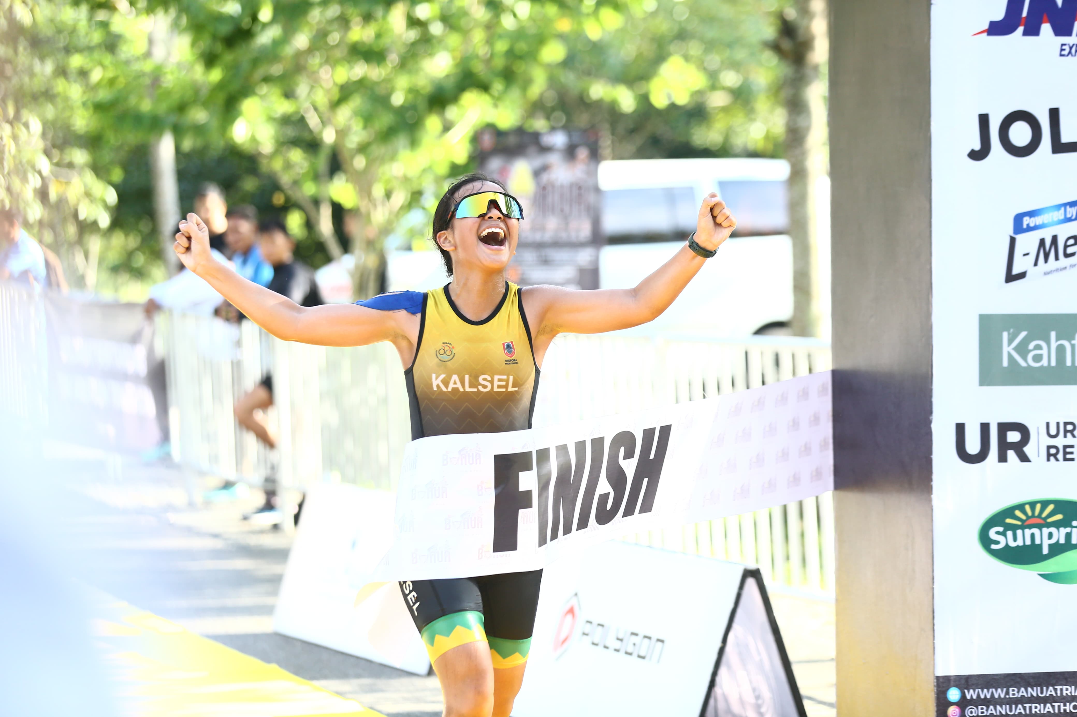 FINISH: Aksi atlet triathlon Kalsel, Beatrice Rachel saat mencapai garis finish di Banua Triathlon Challenge. (M Idris Jian Sidik)