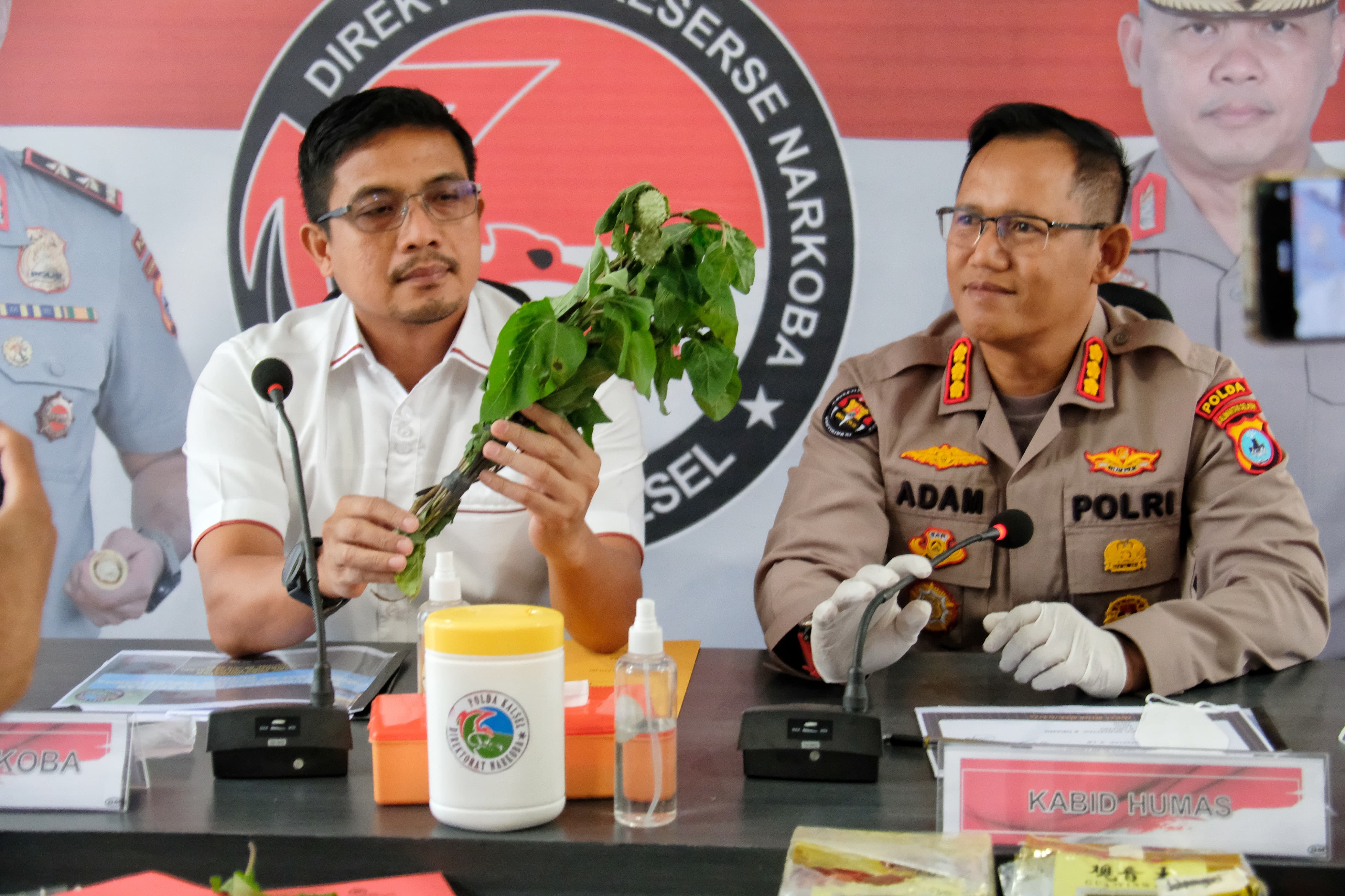 MENJELASKAN: Dir Resnarkoba Kombes Pol Kelana Jaya dan Kabid Humas Polda Kalsel Kombes Pol Adam Erwindi memberikan tanggapan mengenai maraknya pasien mabuk kecubung (humas Polda Kalsel untuk Radar Ban